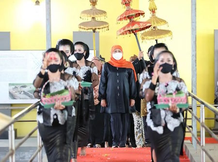 Yang Menarik dari Ritual 'Kendi Nusantara', Gubernur Khofifah Bawa Tanah dan Air dari Bumi Majapahit